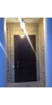НАШИ РАБОТЫ Входная дверь металлическая в дом. С двух сторон  накладки из тонированной влагостойкой фанеры